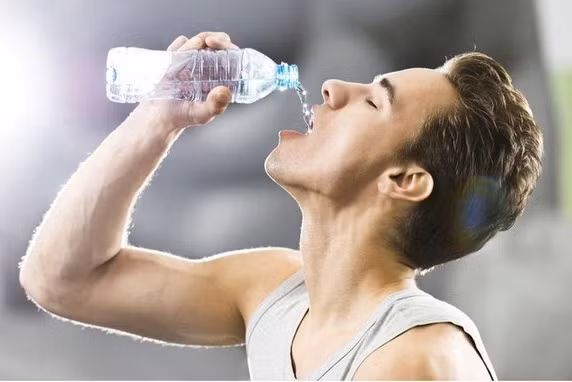Dấu hiệu nhận biết và cách hạn chế cơ thể mất nước do nắng nóng