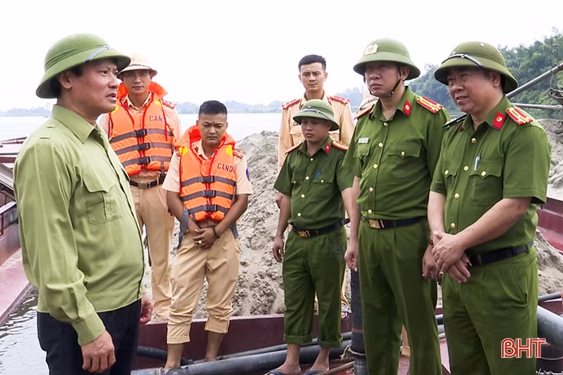 Nổ súng trấn áp 5 sà lan khai thác cát trái phép trên sông Lam đoạn qua Đức Thọ