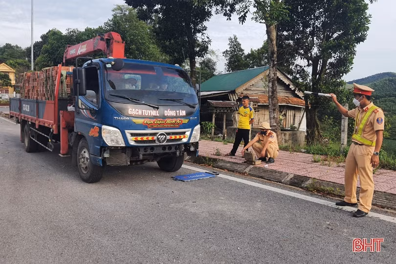 Phạt 14 triệu đồng 2 tài xế chở quá tải trọng