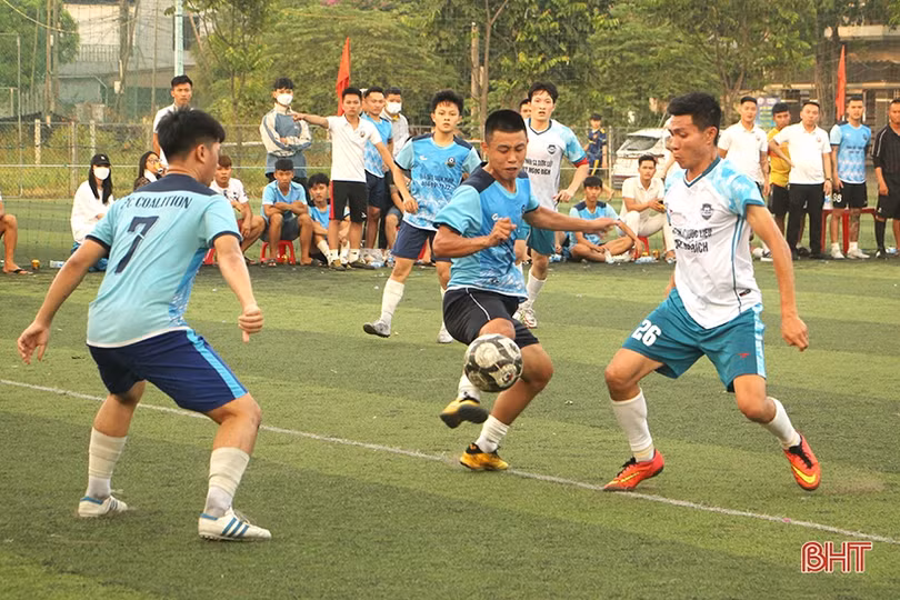 Đội FC Coalition vô địch Giải Bóng đá nam TP Hà Tĩnh tranh Cup Huda