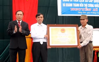 Thừa uỷ quyền Bộ VHTT&DL, ông Võ Hồng Hải - Giám đốc Sở VHTT&DL Hà Tĩnh trao Bằng xếp hạng Di tích Quốc gia cho đại diện chính quyền và dòng họ Nguyễn