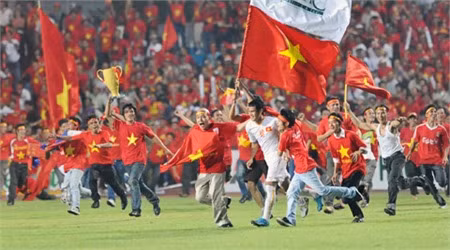 Cầu thủ và CĐV Việt Nam trong niềm vui chiến thắng. Ảnh: Vietnamnet