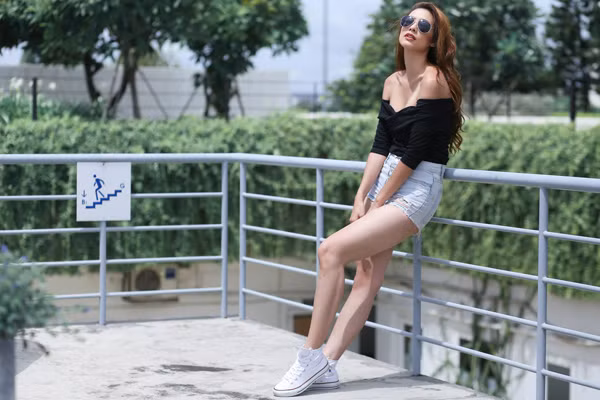 tranh nham chan khi dien trang phuc den