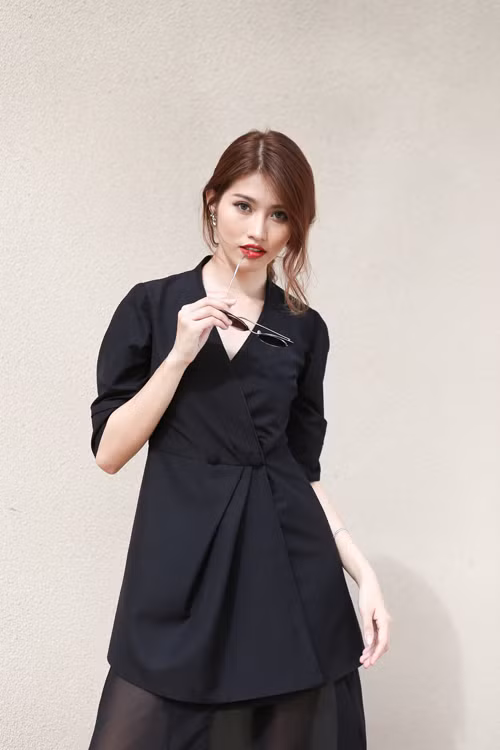 tranh nham chan khi dien trang phuc den