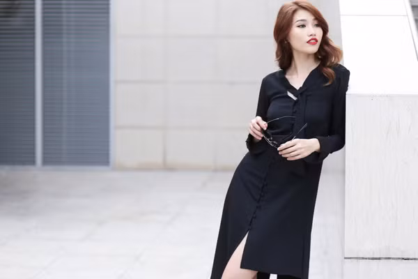 tranh nham chan khi dien trang phuc den