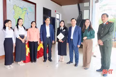 Chủ tịch Hội Người cao tuổi Việt Nam và các ứng cử viên tiếp xúc cử tri
