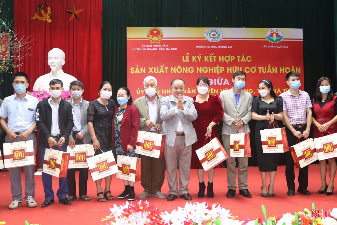 Bí thư Tỉnh ủy chúc tết đảng viên lão thành và người cao tuổi tiêu biểu ở Vũ Quang