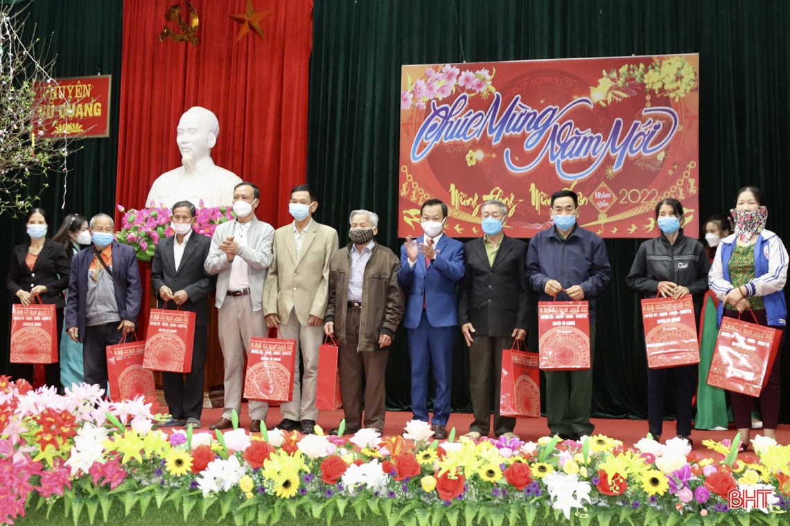 Bí thư Tỉnh ủy chúc tết đảng viên lão thành và người cao tuổi tiêu biểu ở Vũ Quang