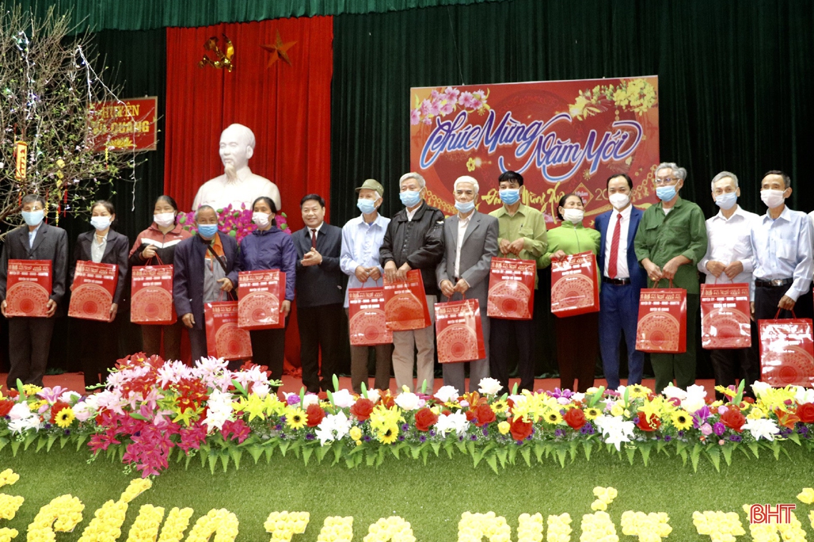 Bí thư Tỉnh ủy chúc tết đảng viên lão thành và người cao tuổi tiêu biểu ở Vũ Quang