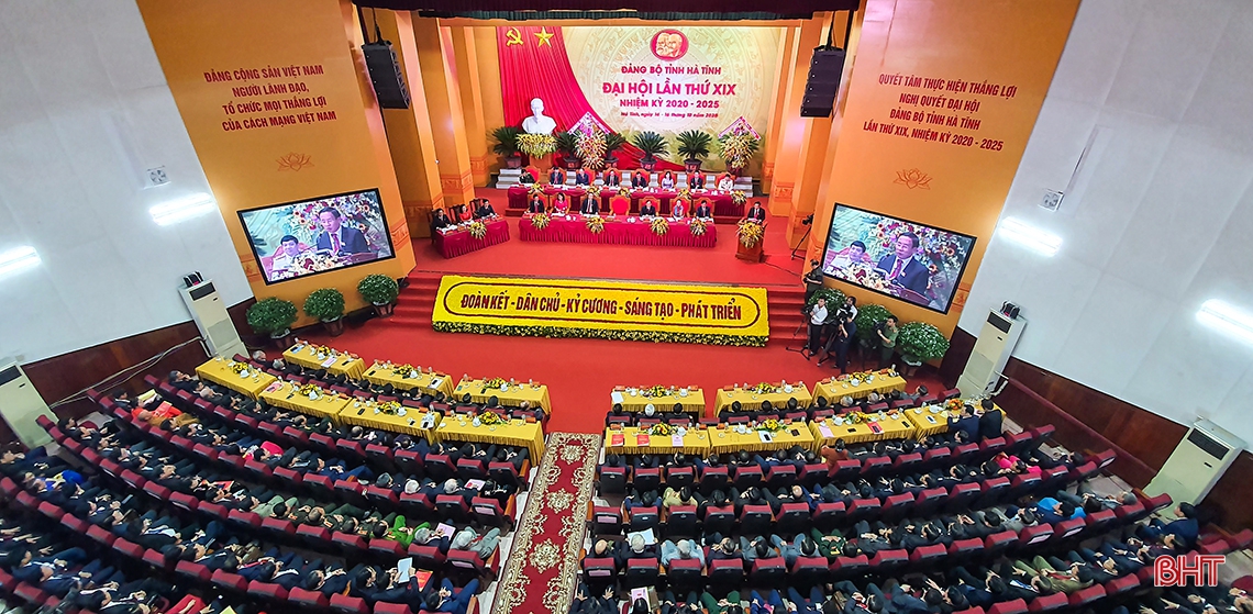 Các đồng chí lãnh đạo, nguyên lãnh đạo Đảng, Nhà nước dự Đại hội Đảng bộ tỉnh Hà Tĩnh lần thứ XIX