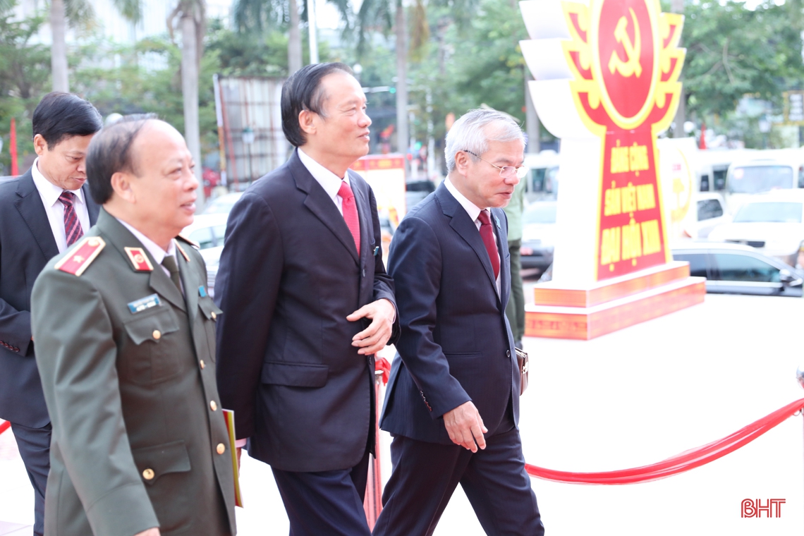 Các đồng chí lãnh đạo, nguyên lãnh đạo Đảng, Nhà nước dự Đại hội Đảng bộ tỉnh Hà Tĩnh lần thứ XIX