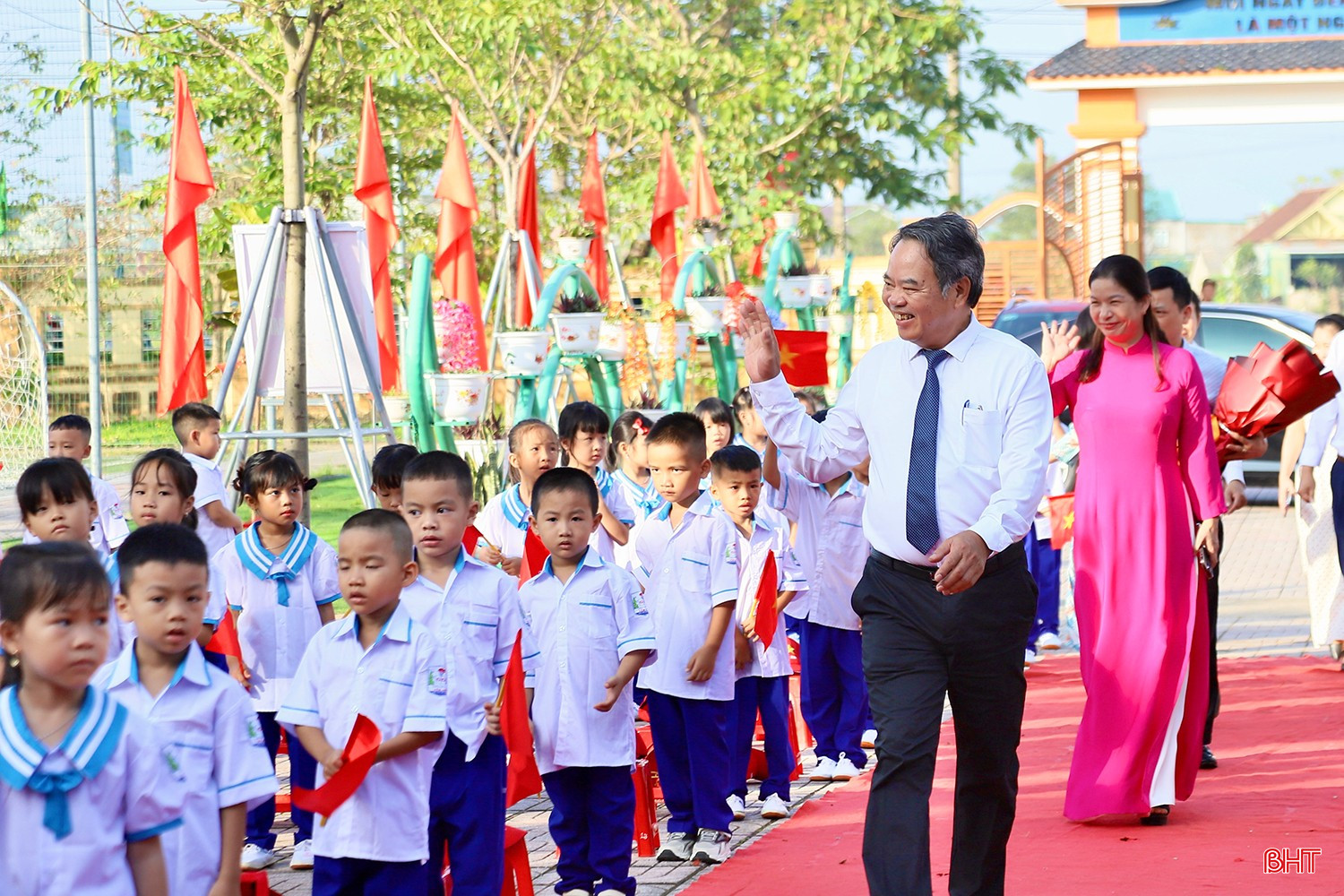 Trưởng ban Nội chính Tỉnh ủy Nguyễn Đình Hải chung vui cùng lễ khai giảng của giáo viên và học sinh Trường Tiểu học Yên Hồ.