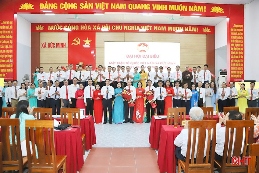 Đại biểu tặng hoa chúc mừng các ủy viên Ủy ban MTTQ Việt Nam xã Đức Minh nhiệm kỳ 2025 - 2030.