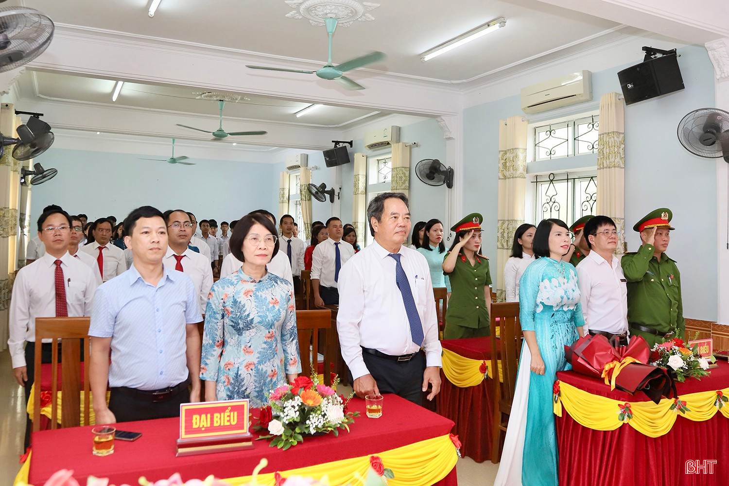 Nghi thức chào cờ được thực hiện trang trọng tại Trường THPT Đức Thọ.