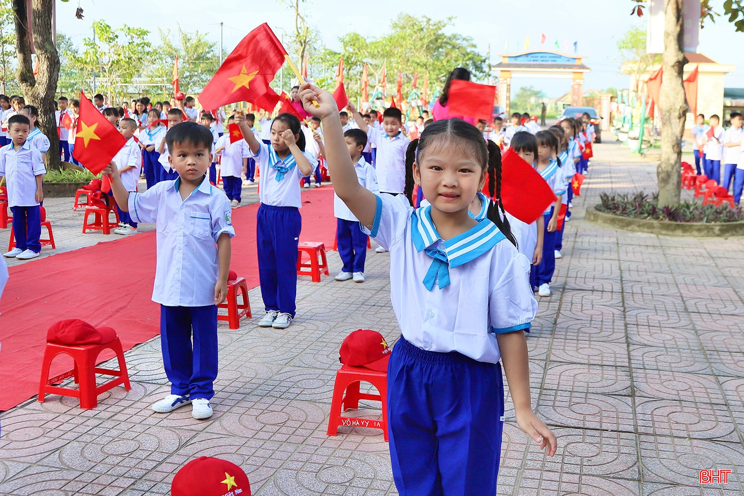 Học sinh Trường Tiểu học Yên Hồ hân hoan trong ngày tựu trường.