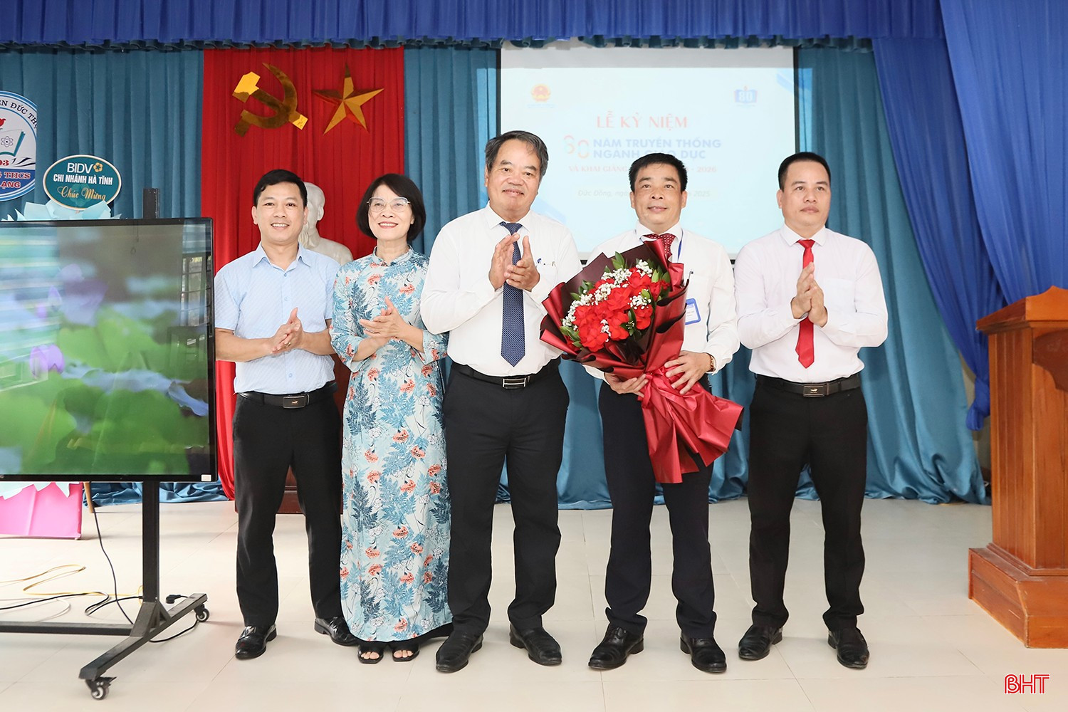 Trưởng ban Nội chính Tỉnh ủy tặng hoa chúc mừng Trường THCS Đồng Lạng (xã Đức Đồng).