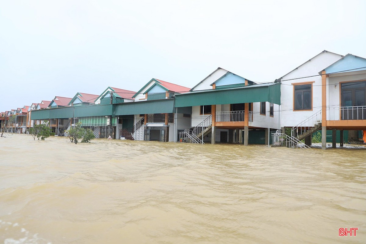 Thôn Tiền Phong có tổng 90 hộ dân với 269 nhân khẩu. Năm 2022, với sự hỗ trợ của chính quyền các cấp, các tổ chức, doanh nghiệp, 24 hộ dân làm nghề vạn chài đã được hỗ trợ xây dựng nhà tránh lũ, nhờ đó, giảm thiểu thiệt hại về người và tài sản khi có mưa lũ xảy ra.