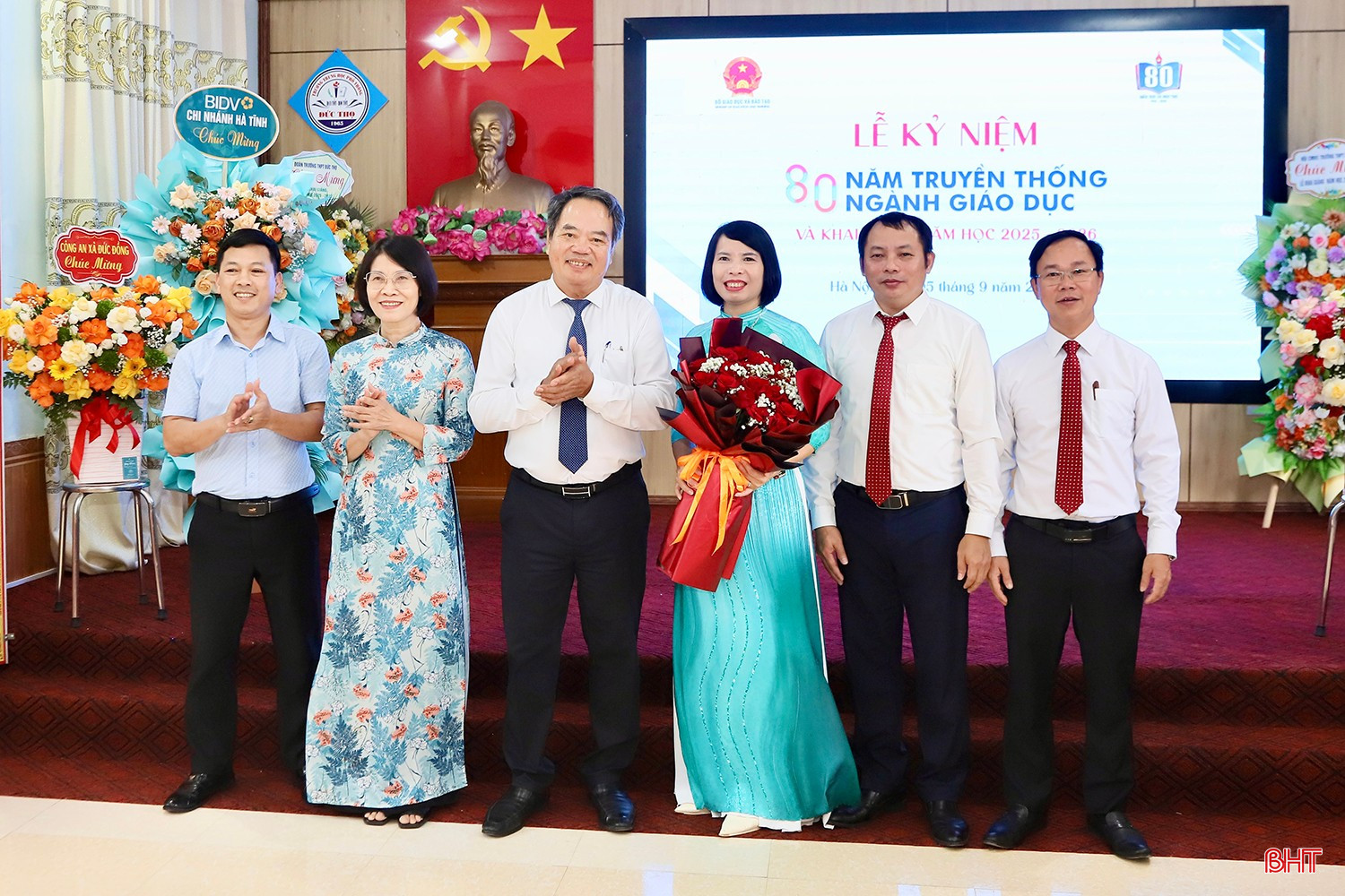 Trưởng ban Nội chính Tỉnh ủy tặng hoa chúc mừng Trường THPT Đức Thọ nhân dịp khai giảng năm học mới.