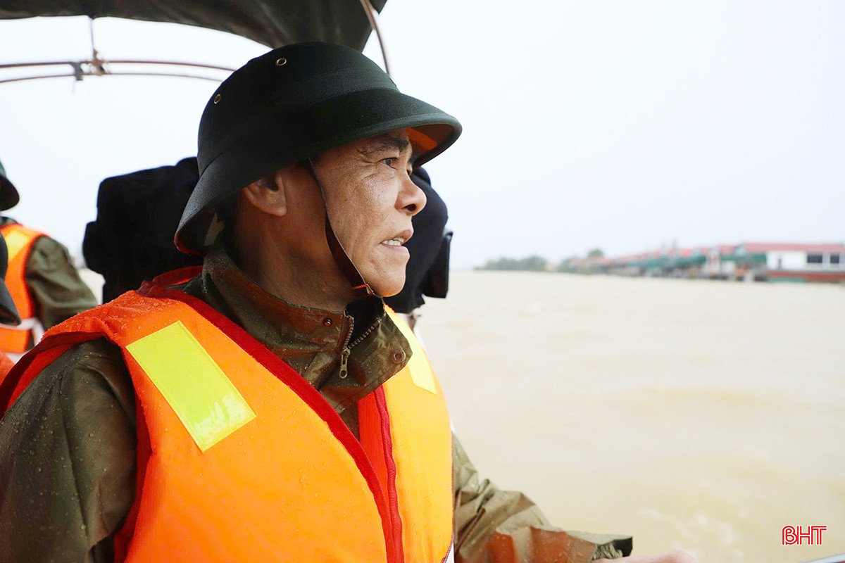 Thôn Tiền Phong - một trong những vùng "rốn lũ" trên địa bàn xã Đức Quang, thường xuyên chịu tác động của mưa bão. Hiện mực nước sông La đang dâng cao, gây chia cắt toàn bộ người dân trong thôn. Trong ảnh: Chủ tịch UBND tỉnh Võ Trọng Hải cùng đoàn công tác kiểm tra tại khu vực ngập lụt ở thôn Tiền Phong.