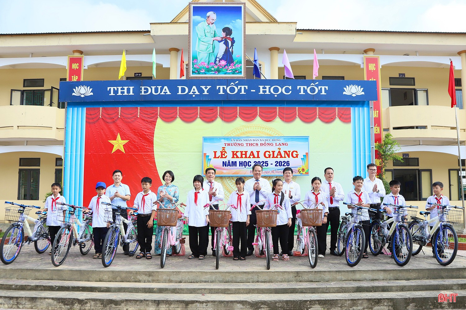 Nhân dịp khai giảng năm học mới, xã Đức Đồng huy động nguồn xã hội hoá trao tặng 43 xe đạp cho các học sinh nghèo vượt khó trên địa bàn. (Trong ảnh: Trưởng ban Nội chính Tỉnh ủy cùng lãnh đạo địa phương trao tặng 10 xe đạp cho học sinh Trường THCS Đồng Lạng).