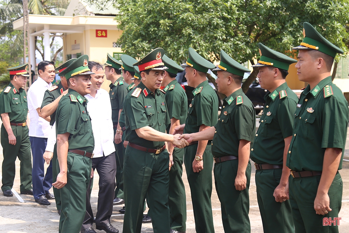 Đại tướng Phan Văn Giang thăm các đơn vị biên phòng ở Hà Tĩnh