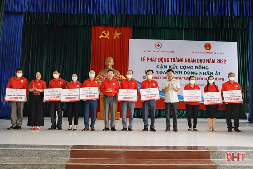 Phát động Tháng Nhân đạo năm 2022, kêu gọi mọi người gắn kết với nhau bằng những việc làm tử tế