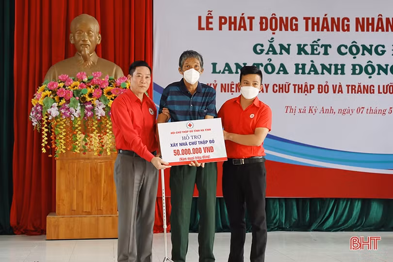Phát động Tháng Nhân đạo năm 2022, kêu gọi mọi người gắn kết với nhau bằng những việc làm tử tế