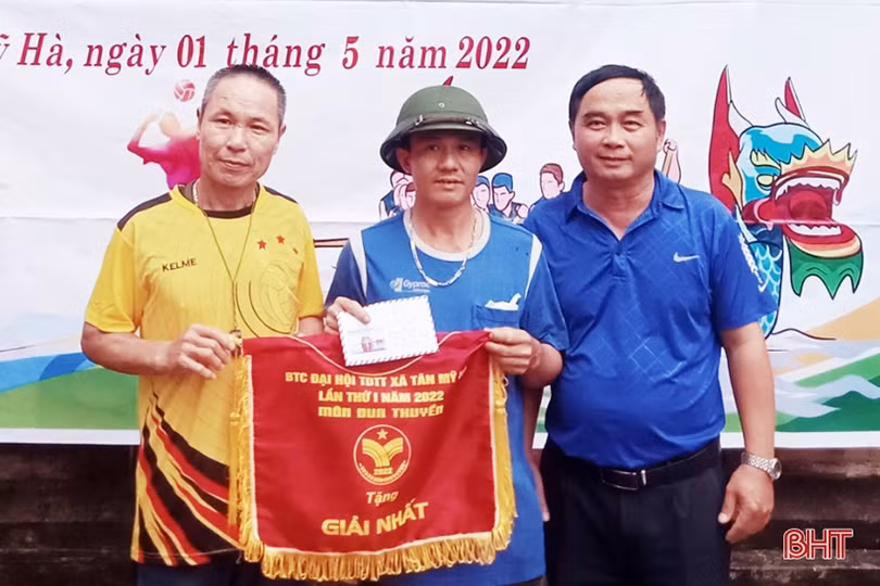 Trao các giải đua thuyền trên sông Ngàn Phố