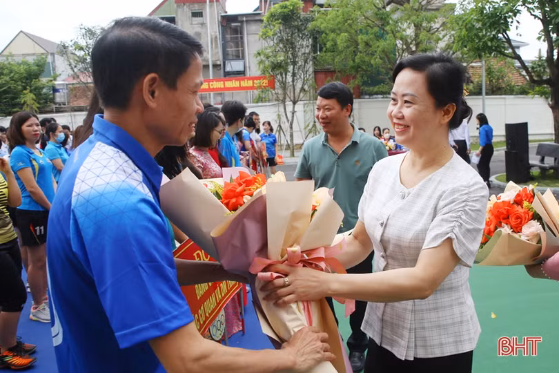 Hơn 180 VĐV tranh tài Giải Bóng chuyền khối các cơ quan Đảng