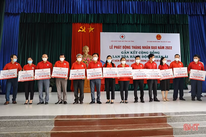 Phát động Tháng Nhân đạo năm 2022, kêu gọi mọi người gắn kết với nhau bằng những việc làm tử tế