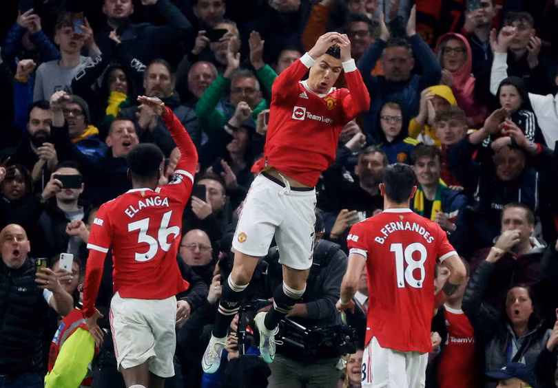 Ronaldo ghi bàn trong trận thắng 3-0 của Man United
