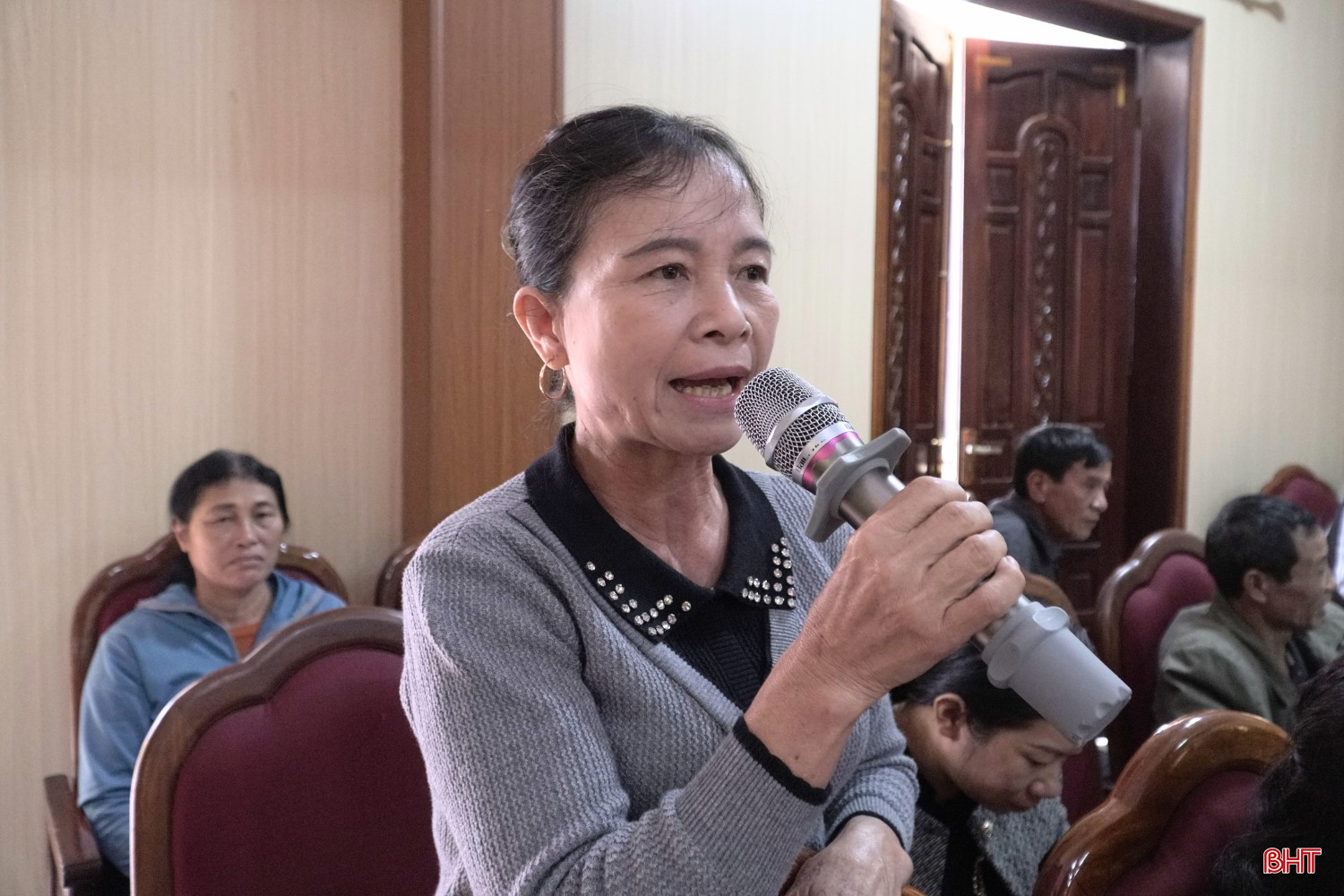 Cử tri Trần Thị Tâm (xã Can Lộc) kiến nghị một số nội dung liên quan đến vấn đề nước sạch, vệ sinh môi trường.