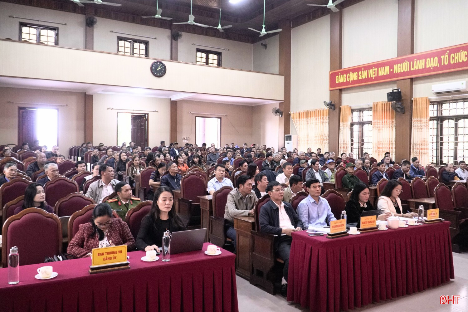 Toàn cảnh hội nghị.