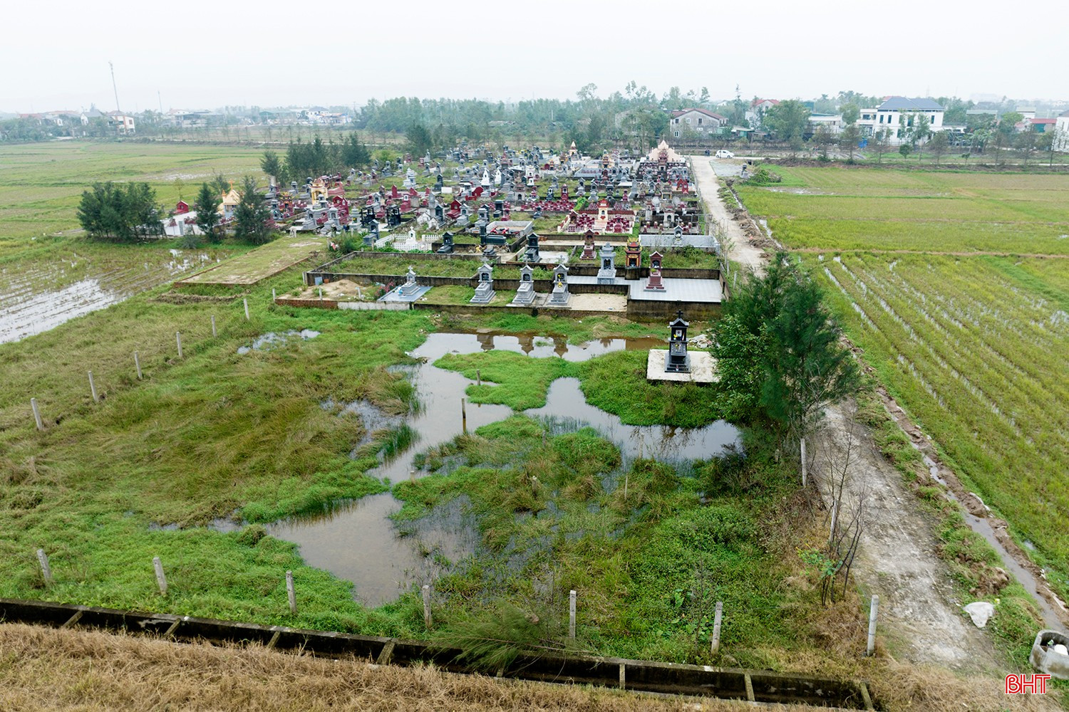 bqbht_br_anh-4-khu-vuc-dat-nong-nghiep-tiep-giap-nghia-trang-la-noi-de-xay-ra-tinh-trang-lan-chiem.jpg