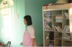 Chị Trần Thị Tú đang rảnh rỗi ở BĐ xã Đức Hương
