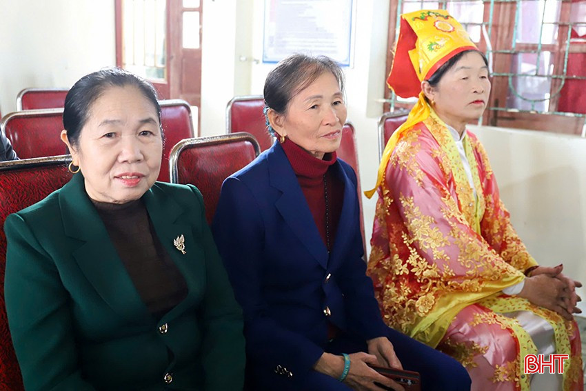 Những diễn viên các thế hệ đã từng gắn bó với Trò Kiều của làng Cam Lâm.