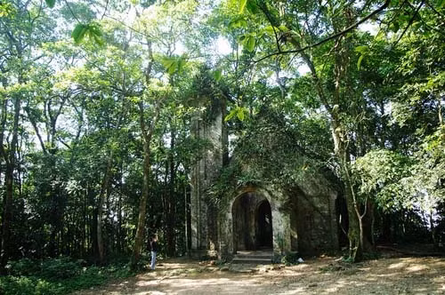 Nhà thờ Pháp cổ bên trong khuôn viên vườn quốc gia Ba Vì. Ảnh: Hương Chi.