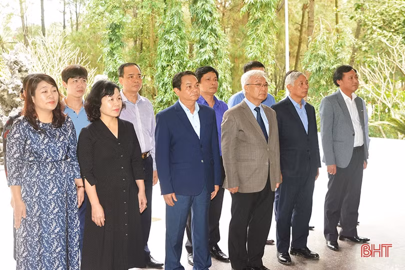 Đoàn công tác của Quốc hội dâng hương tại Ngã ba Đồng Lộc