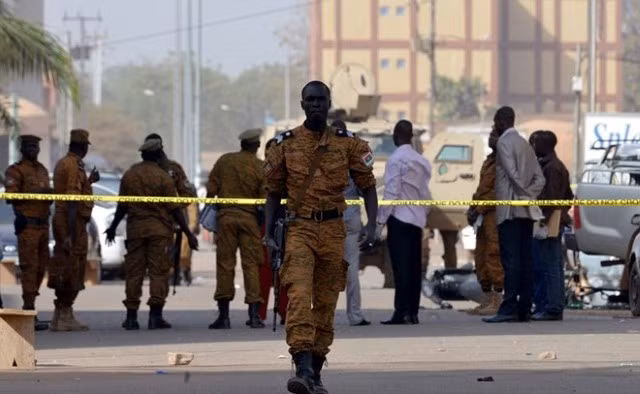 Xe buýt chở sinh viên bị đánh bom ở Burkina Faso, ít nhất 14 người thiệt mạng