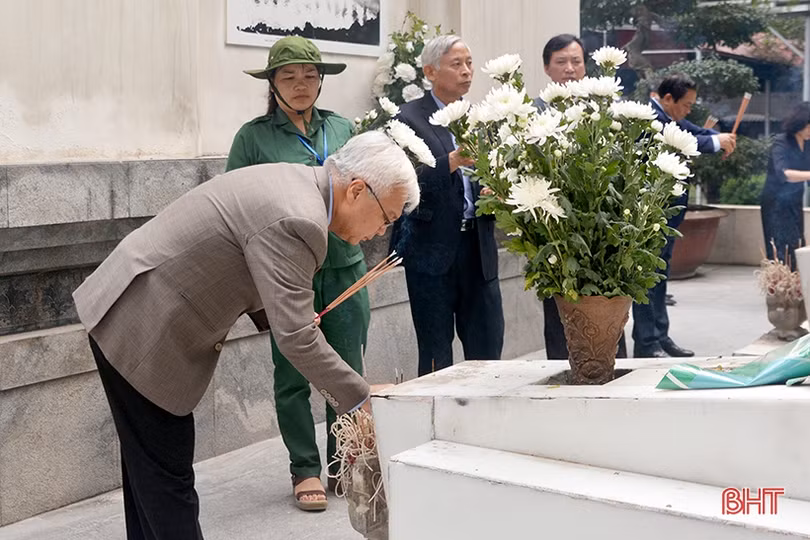 Đoàn công tác của Quốc hội dâng hương tại Ngã ba Đồng Lộc