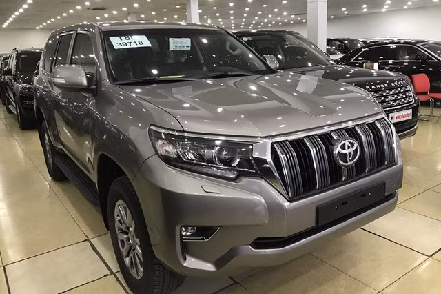 chay hang chinh hang toyota prado 2018 bi tuon ra dai ly tu nhan