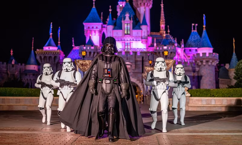 Season of the Force tại Disneyland: Từ 13/1 đến 25/3, Disneyland ở Paris tổ chức " Season of the Force", hứa hẹn mang đến cho du khách không gian ngoạn mục cùng các màn trình diễn và sự kiện theo chủ đề trong bộ phim Star Wars. Tham gia sự kiện, du khách sẽ có cơ hội diễu hành cùng các chiến binh và gặp gỡ Darth Vader. Ảnh: Entertainmentearth. nhung ly do khien du khach phai den paris trong nam 2018
