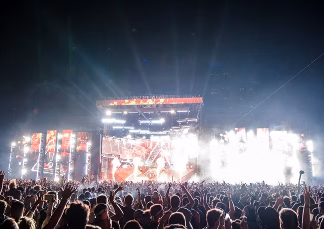 Liên hoan âm nhạc Lollapalooza Paris: Liên hoan âm nhạc Lollapalooza lần đầu được tổ chức ở Mỹ vào đầu thập niên 1990, sau đó lan rộng tới Nam Mỹ và châu Âu. Năm nay, liên hoan âm nhạc Lollapalooza Paris được coi là một trong những sự kiện âm nhạc nổi bật của năm, diễn ra tại Longchamp Hippodrome và sẽ là sân khấu quy tụ những ngôi sao nổi tiếng. Ảnh: Festicket. nhung ly do khien du khach phai den paris trong nam 2018
