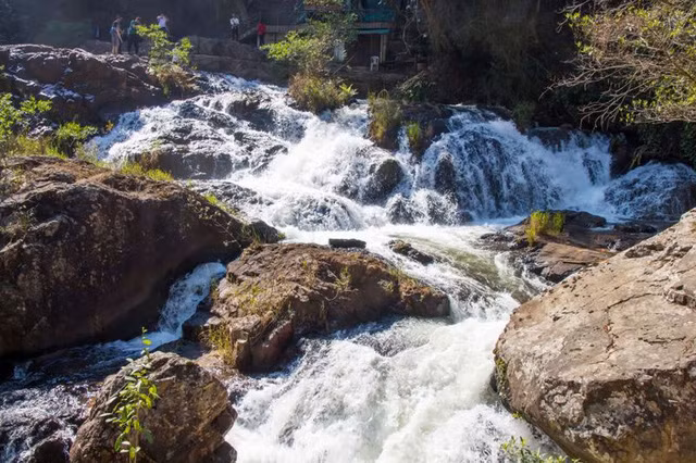 nhung diem du lich thach thuc mau lieu cua du khach viet