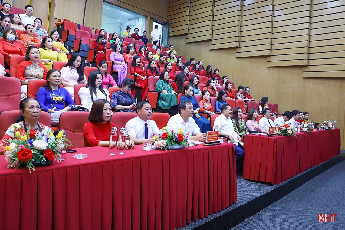 Nhà báo nữ Hà Tĩnh phát huy vai trò cầu nối giữa hệ thống chính trị và Nhân dân
