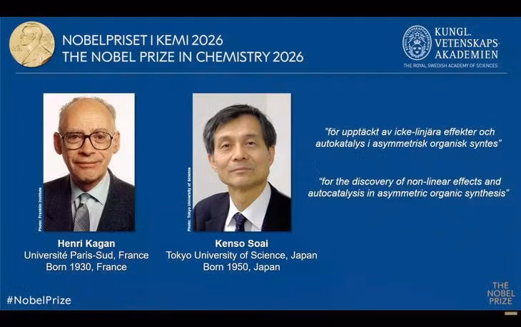 Ảnh chụp màn hình 2 nhà khoa học được trao giải Nobel Hóa học 2026 trong livestream buổi lễ công bố giải chiều 7/10