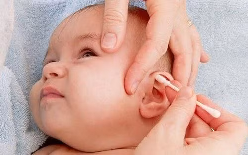 Trẻ nhỏ dễ bị nhiễm trùng tai (viêm tai giữa) vì ống thính giác nhỏ và nằm ngang