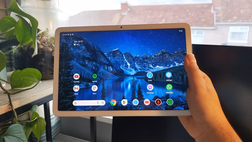 Tablet Android dùng không tốt. Những phiên bản Android đầu tiên không tối ưu cho tablet, khiến những thiết bị này hoạt động không tốt. Điều này được giải quyết từ năm 2011. Dù vậy, vấn đề còn đến từ các nhà phát triển không tối ưu ứng dụng cho tablet, khiến app trông bị phóng to hoặc khó sử dụng. Kể từ đó, Google áp dụng nhiều giải pháp, chẳng hạn như giới thiệu Android 12L tối ưu tablet, yêu cầu ứng dụng có giao diện thích ứng nhiều loại màn hình. Nhờ sự phổ biến của smartphone màn hình gập, Android giờ đây cũng hoạt động tốt hơn trên tablet. Ảnh: What Hi-Fi?