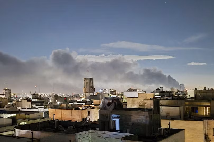 Khói bốc lên tại thủ đô Tehran, Iran sau một đòn không kích ngày 6/4. Ảnh: AFP