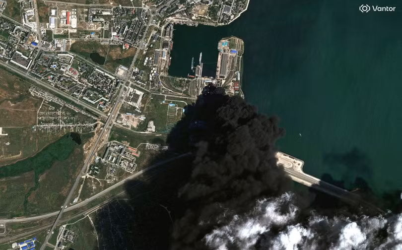 Ảnh vệ tinh cho thấy khói đen bốc lên từ bể chứa ở Kerch, bán đảo Crimea sau vụ tập kích ngày 20/6. Ảnh: Reuters